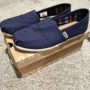 Navy canvas “Classic” Tom’s